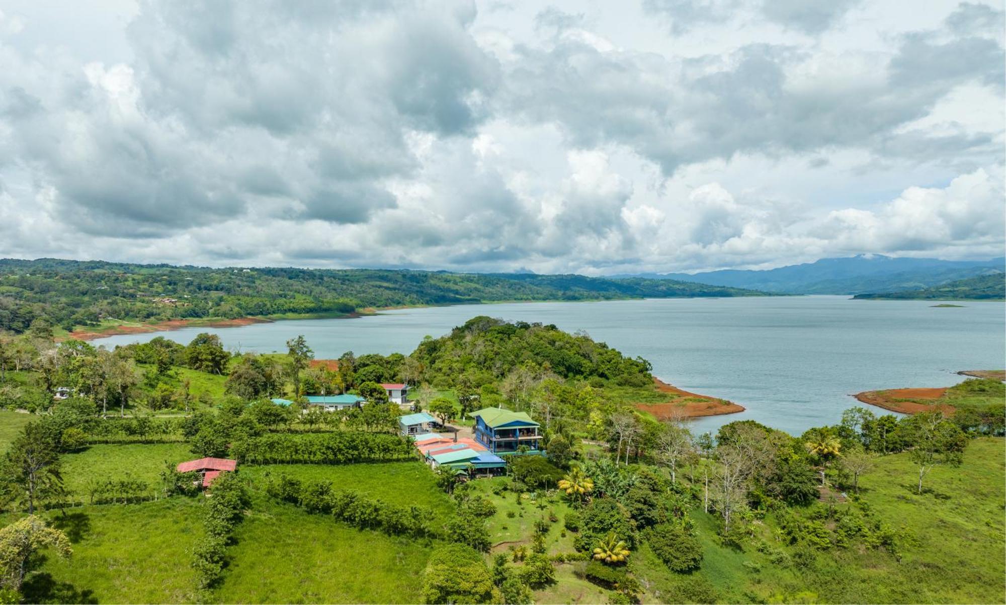 Tinajas Arenal Lakefront Lodge Nuevo Arenal Zewnętrze zdjęcie
